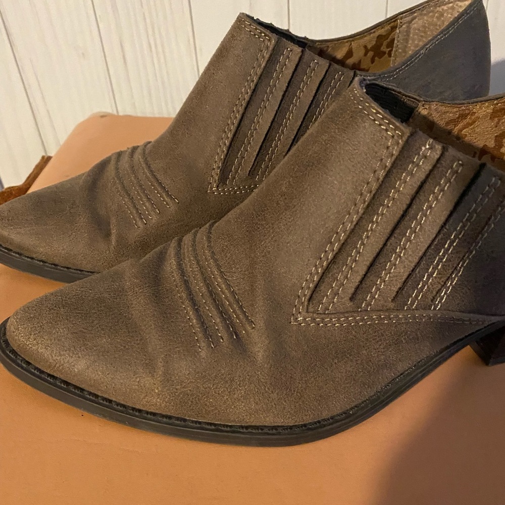 White Mountain Western style ankle boots
